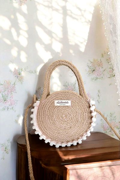 CollessiaHome Geanta de paie pentru copii mici lucrata manual Geanta din iuta cu pompon 16 cm