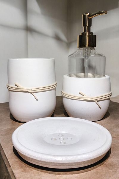 RocArt Home Σετ μπάνιου από σκυρόδεμα οβάλ με λεπτομέρεια από φυσικό ρατάν (διανομέας υγρού σαπουνιού, θήκη οδοντόβουρτσας, θήκη στερεού σαπουνιού)