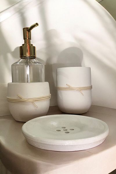 RocArt Home Σετ μπάνιου από σκυρόδεμα οβάλ με λεπτομέρεια από φυσικό ρατάν (διανομέας υγρού σαπουνιού, θήκη οδοντόβουρτσας, θήκη στερεού σαπουνιού)