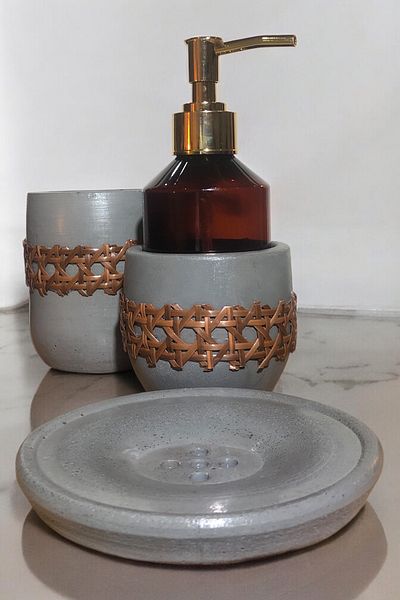 RocArt Home Σετ μπάνιου από σκυρόδεμα οβάλ με λεπτομέρεια Hazeran (δοσομετρητής υγρού σαπουνιού, θήκη οδοντόβουρτσας, δοσομετρητής στερεού σαπουνιού)