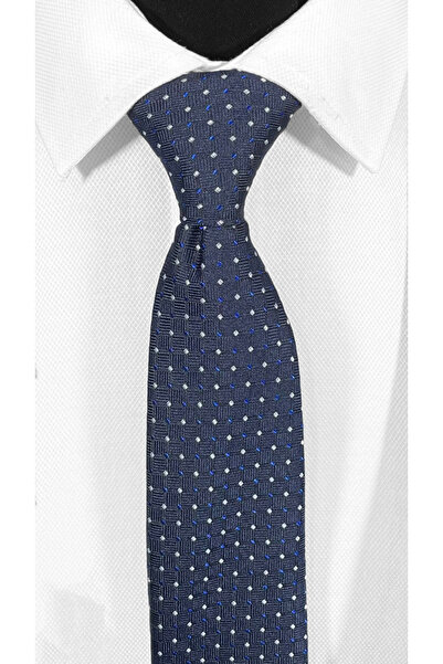 BLC Basic Line Co. Стилен комплект от микрофибърна вратовръзка и кърпичка за кърпичка с тъмносин фон и бяло-син квадратен мотив – 7 см