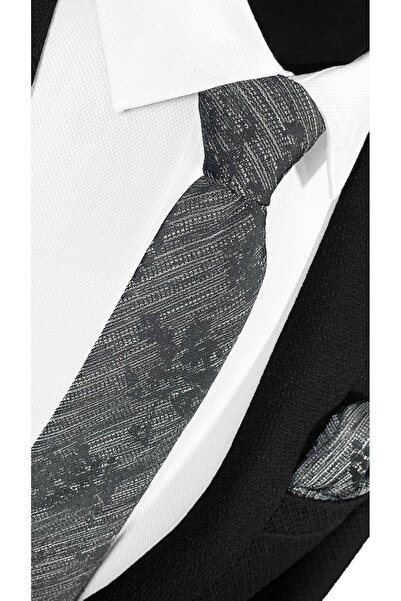 BLC Basic Line Co. Set cravată clasică și batistă de buzunar din microfibră cu dungi rupte negru și gri – 7 cm