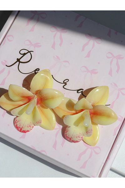 Reorah Collection Resin Flower Earrings