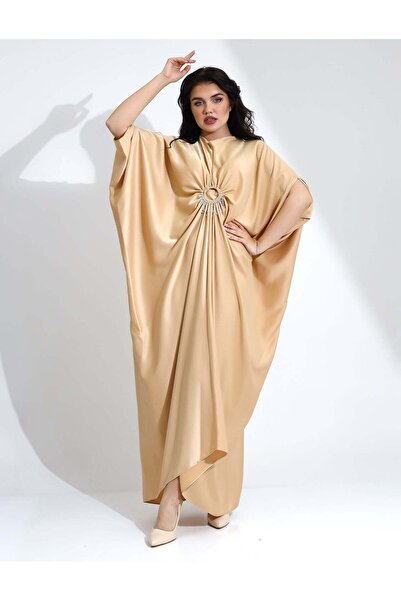 Stayele قفطان ساتان بيج أنيق مع تفاصيل أحجار الراين