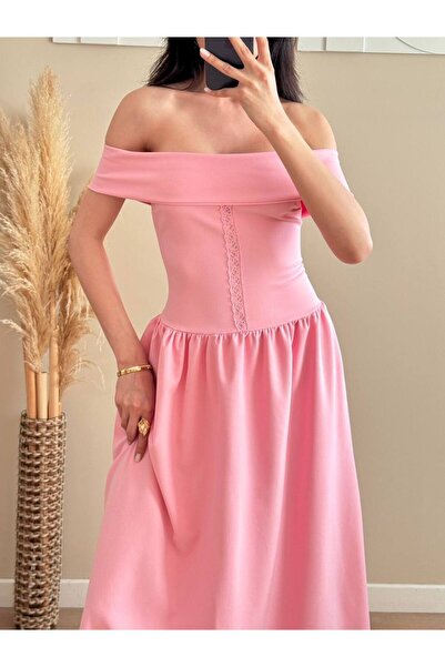 GÜLCAN GÜN Madonna Yaka Ortası Dantelli Bel Büzgülü Pembe Elbise