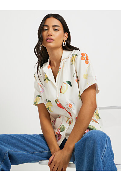 Styli قميص بطبعة جرافيكية وملصق