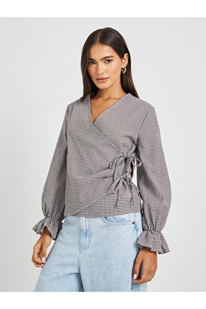 Styli توب ملفوف بطبعة مربعات مع تفاصيل ربطة عنق