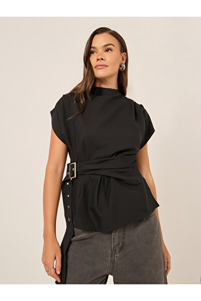 Styli بلوزة عالية الرقبة بدون أكمام مع حزام