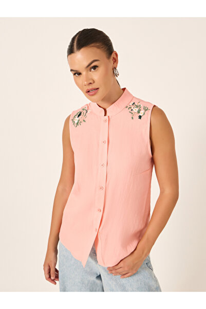 Styli بلوزة مطرزة بدون أكمام وياقة ماندرين
