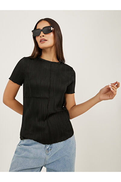 Styli تي شيرت بقصّة عادية وخياطة مكشوفة ومزخرف