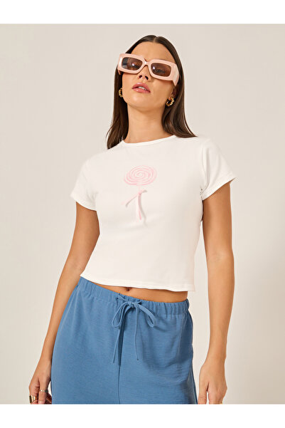 Styli تي شيرت ملائم بتفاصيل شريطية مطبوعة جرافيكية