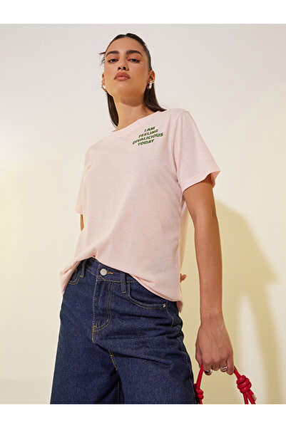 Styli تي شيرت بطبعة شعار ورقبة دائرية