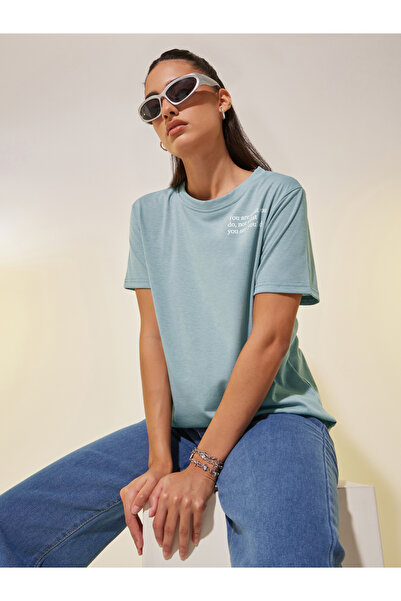 Styli تي شيرت بطبعة شعار ورقبة دائرية