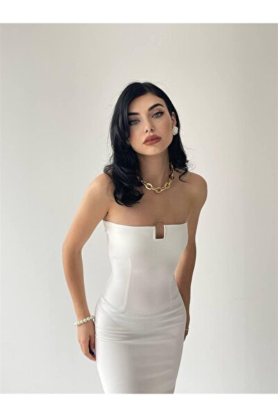 Julidress Beyaz Straplez Yaka Gold Aksesuar Detaylı Midi Boy Elbise