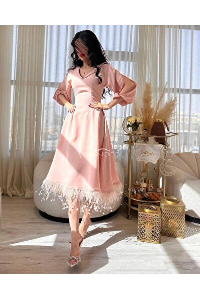 ALANOOD FASHION كوليكشن العيد بلون وردي بكلفة ريش أنيق