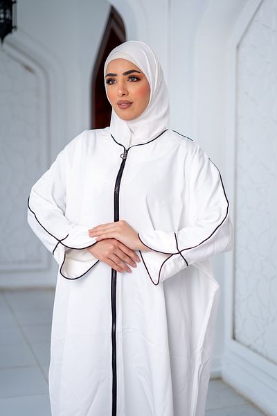 SIDRAALMONTAHA Saudi crepe abaya with front zipper, black and white