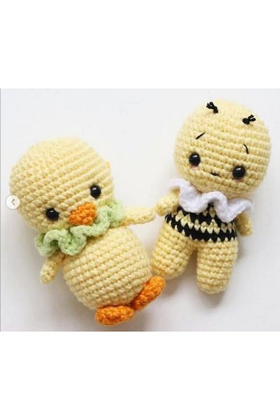 designbyoykum سلسلة مفاتيح AMIGURUMI ARI AND CHICK (سيتم إرسالها مع جهاز حلقة المفاتيح المثبت)