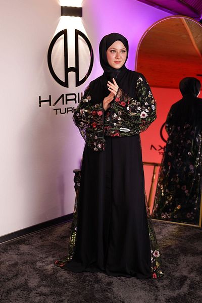 HARİKA WEAR Elegant Silk Ferace with Black Flowers