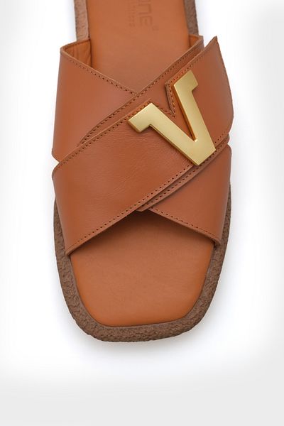 Capone Outfitters Дамски чехли Kata от естествена кожа с кръстосани презрамки и V-образна катарама, плосък ток и удобни токчета