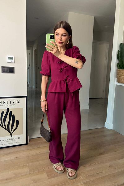 Sue Store Set de pantaloni din muselină cu bluză cu șireturi burgundy