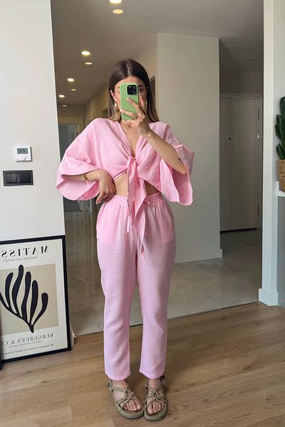 Sue Store Set de pantaloni de morcov cu bluză de muselină cu cravată în față roz pudră