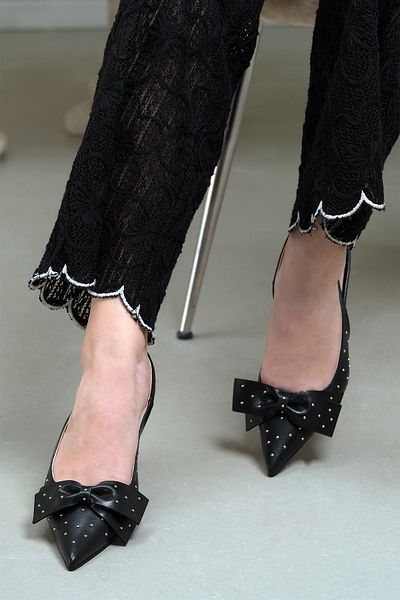 Marjin Damen-Schuhe mit Stiletto-Absatz und spitzer Zehenpartie und Schleife und Nieten in Schwarz