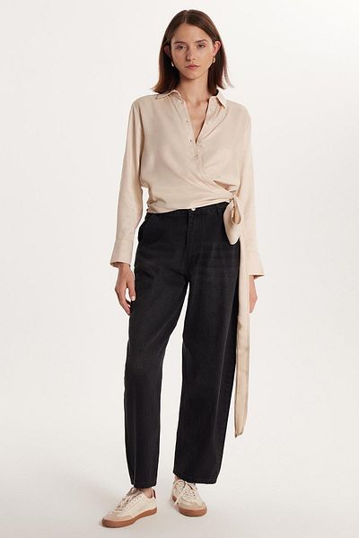 Tudors Cămașă de damă, slim fit, cu mânecă lungă, cu guler clasic, cu detaliu de legare, din satin de culoare piatră