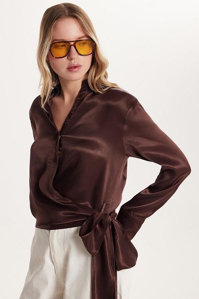 Tudors Cămașă de damă, slim fit, cu mânecă lungă, cu guler clasic, din satin maro, cu detaliu de legare