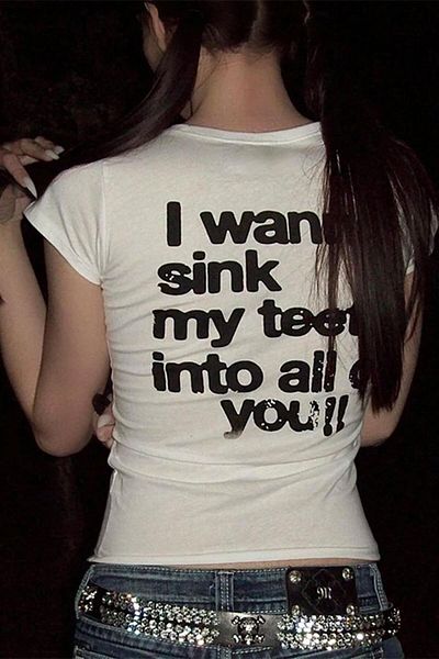 Karakedi Λευκή πλάτη με στάμπα "I Wanna Sink My Teeth Into All Of You" Γραμμένο Y2K κοντομάνικο Crop