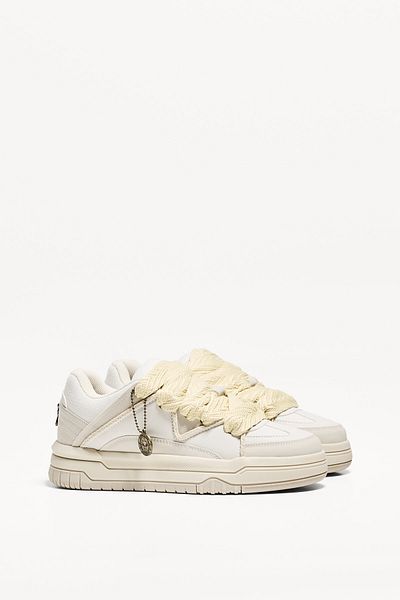 Bershka One Piece skate trainers with keyring