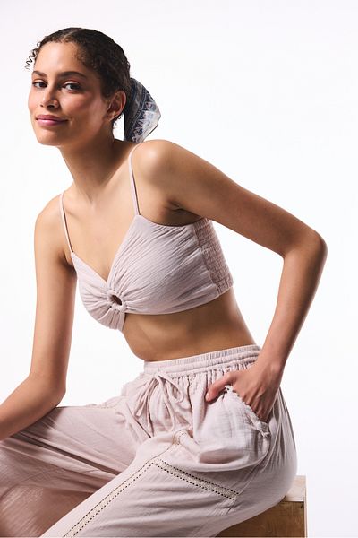 Penti Χρώμα πέτρας Kio Muslin Muslin Crop Top με λαιμόκοψη V