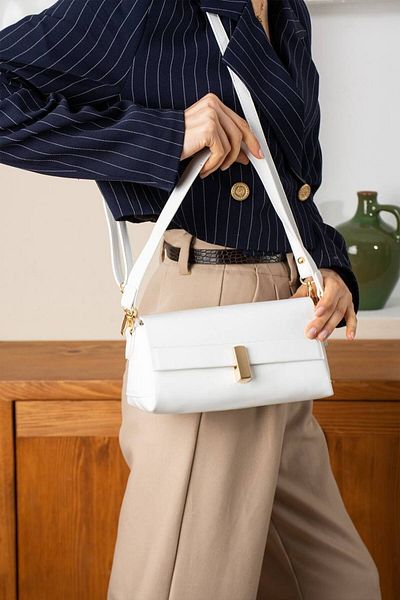 Biçanta Culoarea Neagră Curea încrucișată Baguette Sport Geantă de damă din piele lacuită cu mai multe compartimente