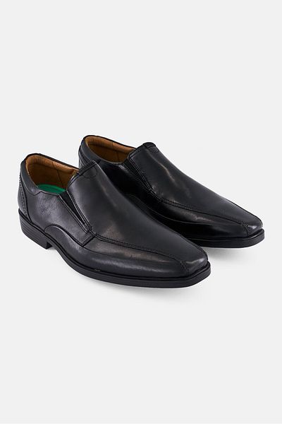 CLARKS حذاء رسمي سهل الارتداء من Clarkslite Ave للرجال بقصّة واسعة، لون أسود
