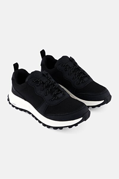 CLARKS حذاء كاجوال نسائي قياسي برباط، أسود