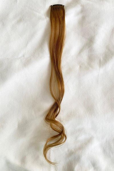 TAKIŞTIR قطعة شعر بنية مموجة بطول 45 سم