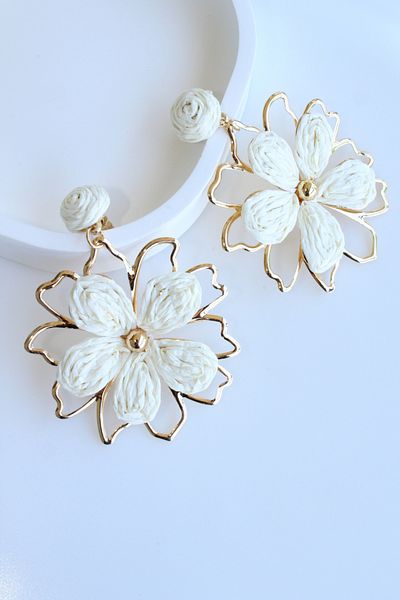 Leo'Stone New Season Large Gold Metal Framed Straw Flower Design Dangle Summer Lightweight Women's Earrings