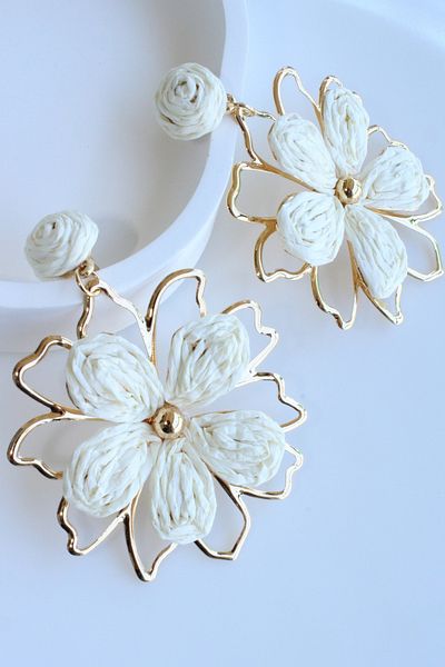Leo'Stone New Season Large Gold Metal Framed Straw Flower Design Dangle Summer Lightweight Women's Earrings
