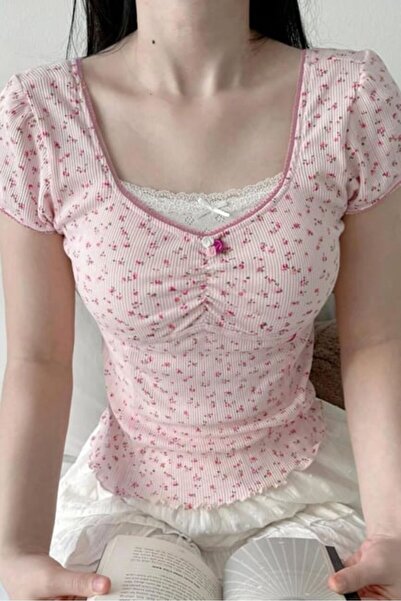 Karakedi Büzgü Dantel Yaka Detay Çiçekli Kısa Kollu Body