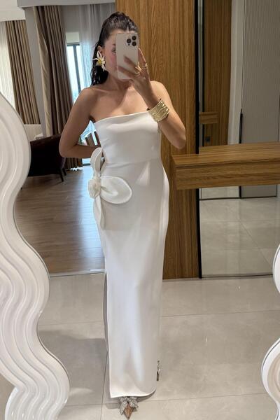 Gizem Ecemiş Orselle Beyaz Gül Detaylı Straplez Elbise