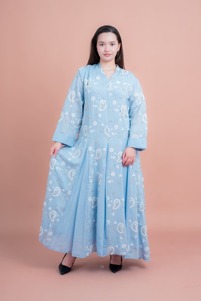 IKKXA جلابية مطرزة بـ Petal Grace