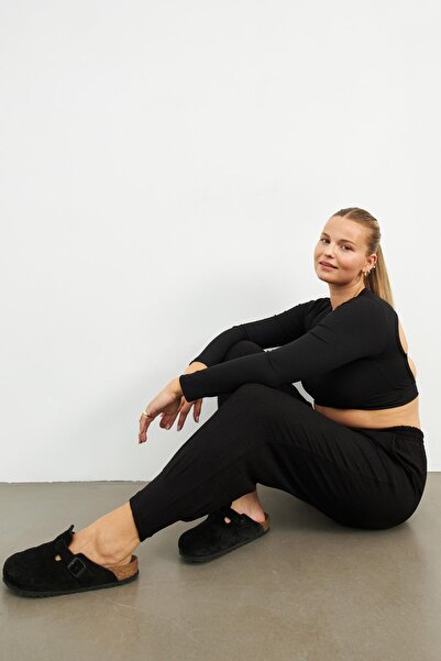 Curly Pantaloni negri tricotați plisați