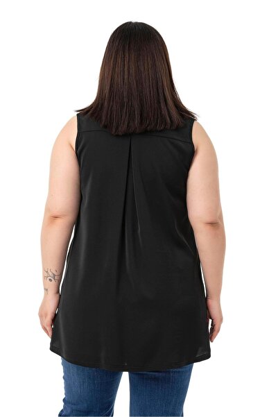 DISENTIS MODEST Plus Size Sleeveless Black Shirt with Pleated Detail on the Back