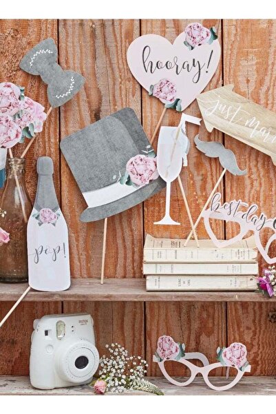 Ginger Ray دعائم التصوير الفوتوغرافي