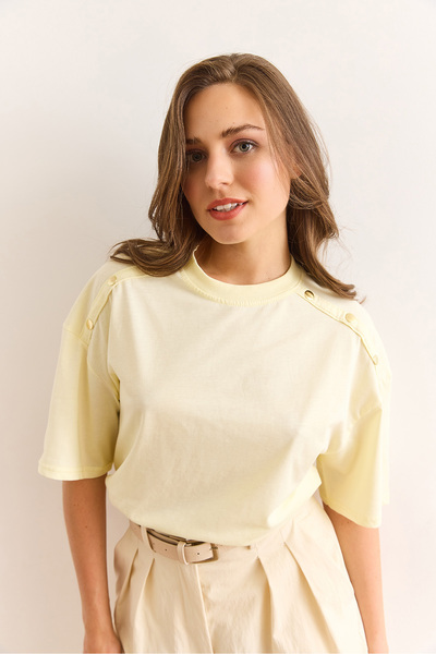 Olalook Γυναικείο ανοιχτό κίτρινο βαμβακερό μπλουζάκι με χρυσό κουμπί TSH-19000763
