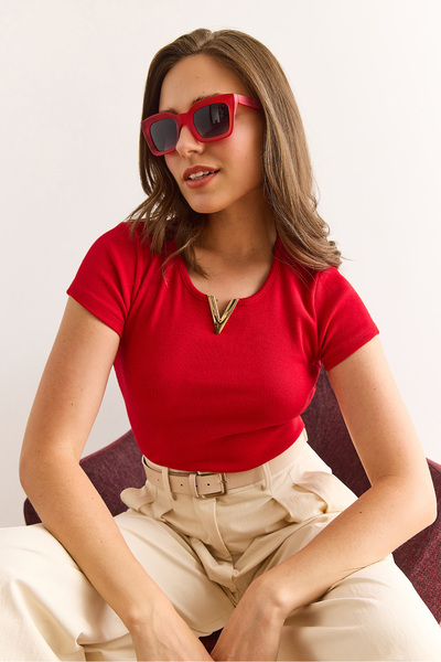 Olalook Kadın Kırmızı V Metal Detaylı Esnek Pamuk Bluz BLZ-19002921