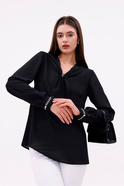 Loom Boutique بلوزة كريب بياقة ربطة وشريط حجري
