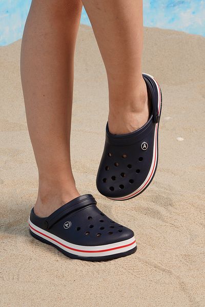 Beyond Παντόφλες Unisex Navy Blue Crs Κλειστό Μπροστινό 3cm BYNDCROCS01