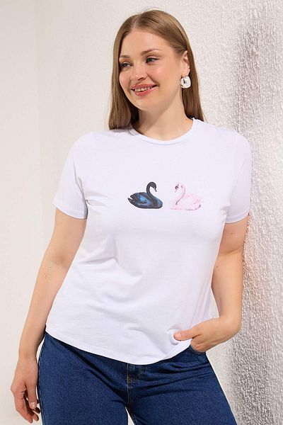 Trendyol Curve Weißes, tailliertes, figurbetontes, gestricktes T-Shirt mit Schwanenmuster in Übergröße TBBSS25BF00076