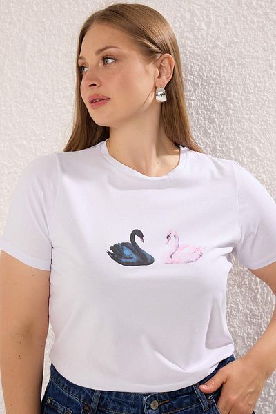 Trendyol Curve Weißes, tailliertes, figurbetontes, gestricktes T-Shirt mit Schwanenmuster in Übergröße TBBSS25BF00076