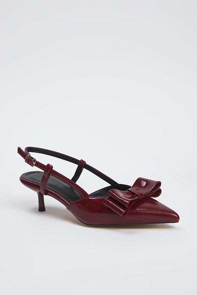 TRENDYOL SHOES Burgunderrote Schuhe mit Schleife und detailliertem Lackleder für Damen mit Kitten-Heels TAKSS25TO00032